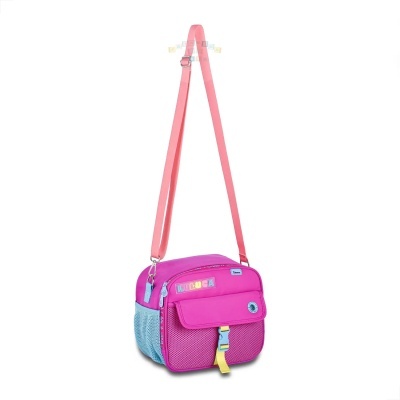 Mala pequena cor-de-rosa com alça rosa e bolso frontal azul-claro