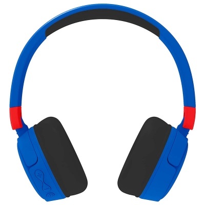 Auriculares de diadema azuis, pretos e vermelhos sobre fundo branco