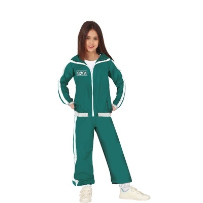 Menina com fato de treino verde e riscas brancas e ténis brancos