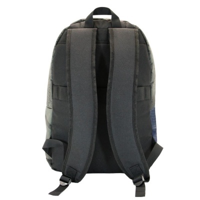 Mochila preta vista por trás com alças acolchoadas