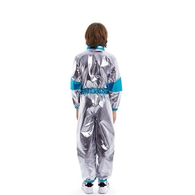 Macacão prateado com faixas azuis usado por criança vista de costas