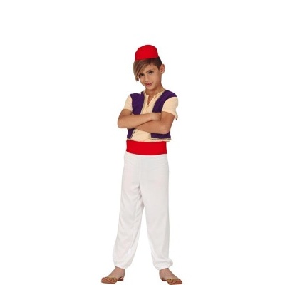 Criança com fantasia de Aladino em fundo branco