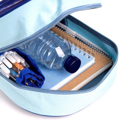 Bolsa azul clara com garrafa, cadernos espiralados e canetas no interior