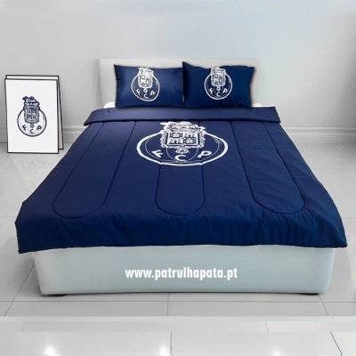 Conjunto de roupa de cama azul escuro com emblema branco do F.C.P. e cartaz com o mesmo emblema