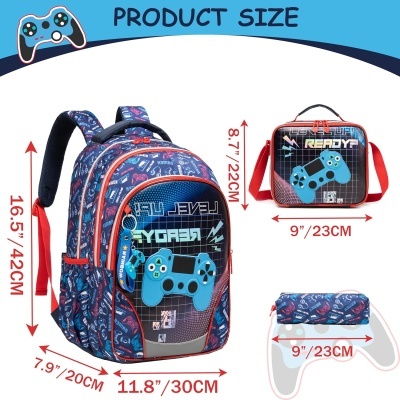 Mochila azul com padrão de comandos de videojogos, acompanhada de lancheira e estojo