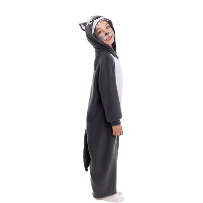 Criança com fato cinzento e branco de animal com capuz e cauda, rosto pintado