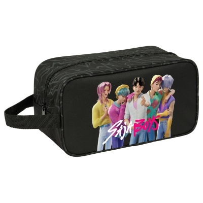 Bolsa preta com estampa colorida de personagens e texto SAINT BOYS
