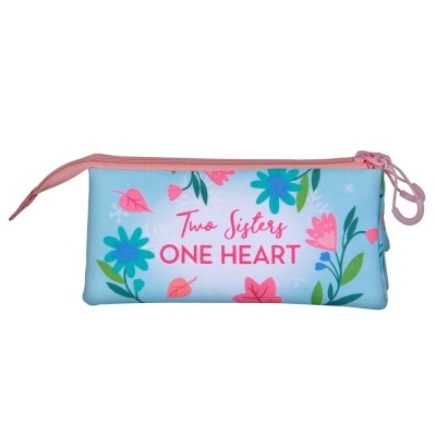 Estojo azul claro com flores coloridas e texto vermelho Two Sisters ONE HEART