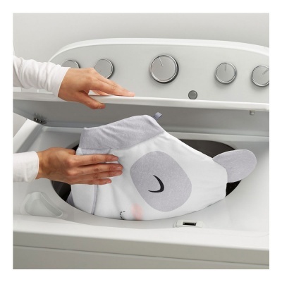 Máquina de lavar roupa branca com roupa infantil com rosto de animal