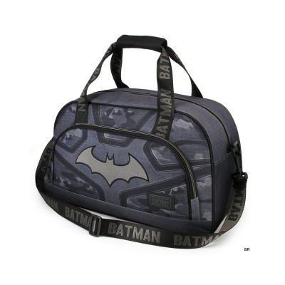 mala desportiva cinzenta com padrão de escudos e logótipo do Batman