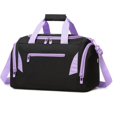 Mala desportiva preta com detalhes lilás e diversas bolsas com fecho