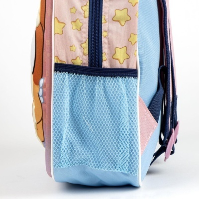 Mochila infantil com bolso lateral em rede azul claro e padrão de estrelas amarelas