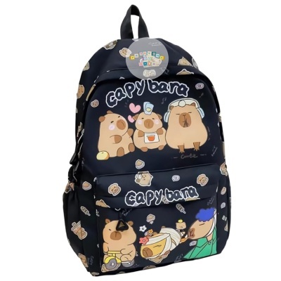 Mochila preta com estampado de capivaras e texto CAPYBARA