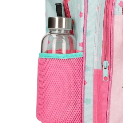 Mochila com bolso de rede rosa e garrafa de água transparente com tampa metálica