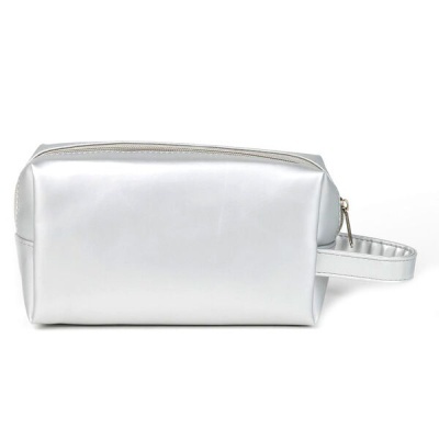 Necessaire retangular branca em material brilhante com fecho e alça