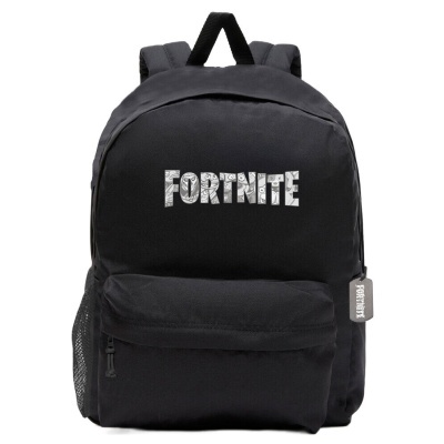 Mochila preta com a palavra FORTNITE em letras brancas decoradas