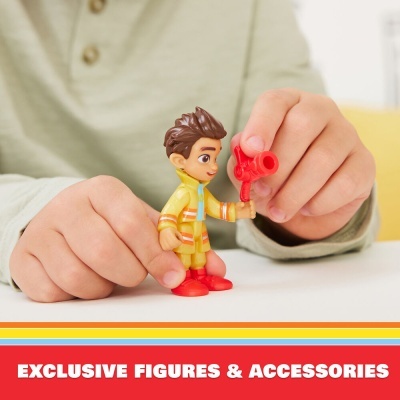 Figura de brinquedo com casaco amarelo e acessório vermelho nas mãos