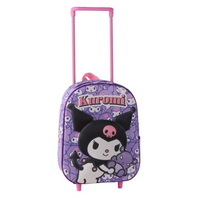 Mala de viagem roxa com carrinho cor-de-rosa e desenho da personagem Kuromi