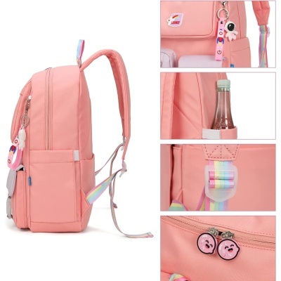 Mochila rosa com detalhes coloridos e pendente decorativo