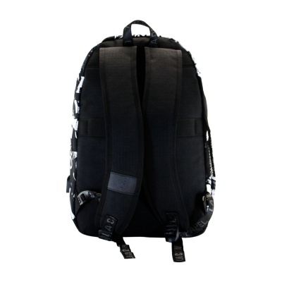 Mochila preta com alças acolchoadas e padrão lateral branco e preto