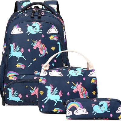 Conjunto de mochilas e estojo com padrão de unicórnios coloridos e elementos de fantasia sobre fundo azul escuro