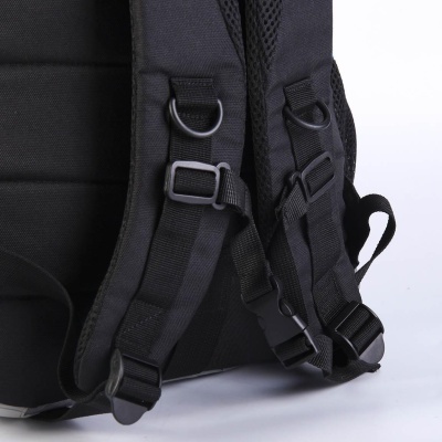 Alças e parte traseira de mochila preta com fivelas e tecido em malha