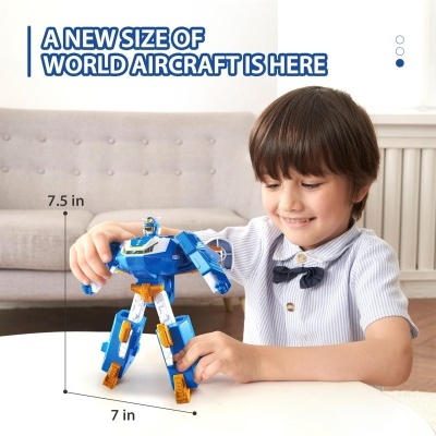 Menino a brincar com robô de brinquedo azul e branco numa mesa branca