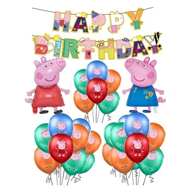 Decoração de festa com letras HAPPY BIRTHDAY e balões coloridos com personagens de porcos