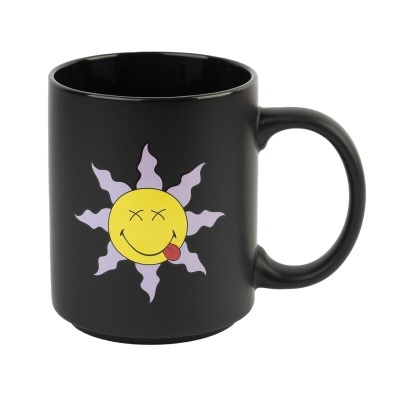 Caneca preta com desenho de sol amarelo sorridente