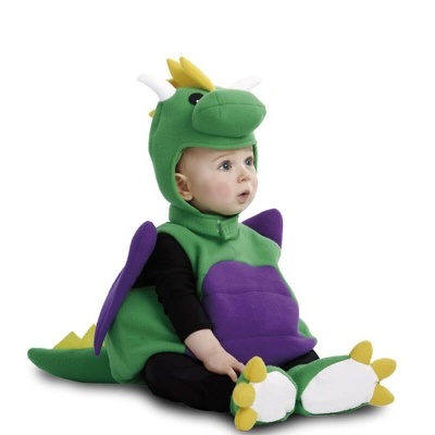 Bebé vestido com fato de dragão verde e roxo sentado.