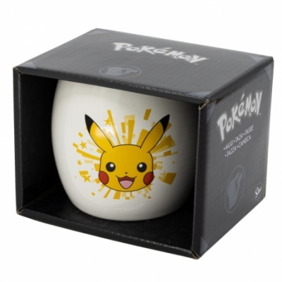 Caneca branca com imagem do Pikachu em caixa preta com logótipo Pokémon branco