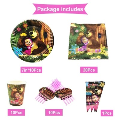 Conjunto de festa Masha e o Urso com pratos, guardanapos, copos, talheres rosa e faixa decorativa.