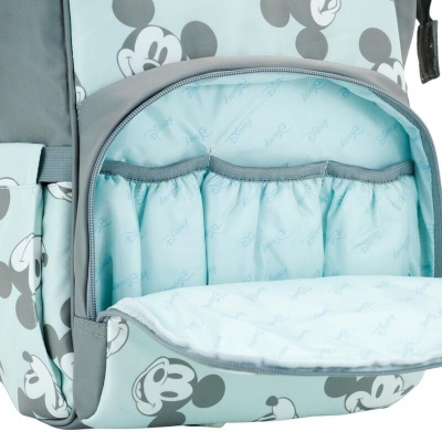 Mochila azul clara com padrão do Mickey Mouse e bolso frontal aberto com elásticos internos