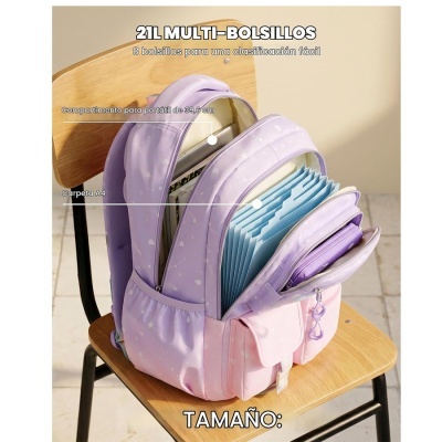 Mochila lilás-rosa com múltiplos bolsos numa cadeira de madeira com metal.