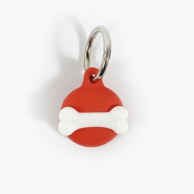 Pingente para coleira de cão vermelho com osso branco e argola metálica