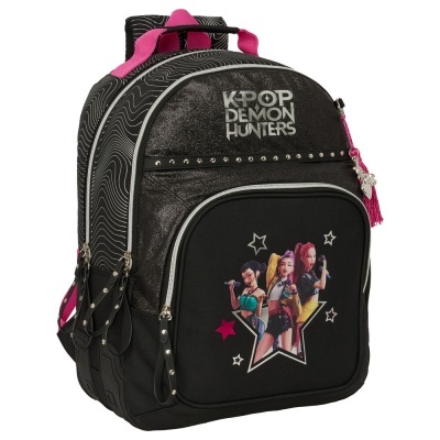 Mochila preta com personagens femininas e texto K-POP DEMON HUNTERS