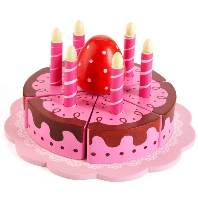 Bolo de brinquedo em madeira rosa e castanho com velas e cogumelo ao centro