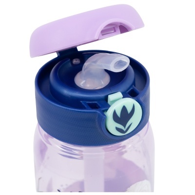 Garrafa de plástico com tampa lilás e azul escuro e canudo de silicone