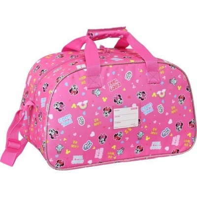 Mala de viagem rosa com estampas de personagens e frases em várias cores