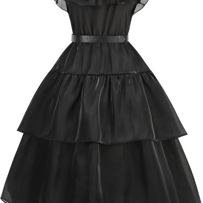 vestido preto com folhos e cinto, gola alta, fundo branco