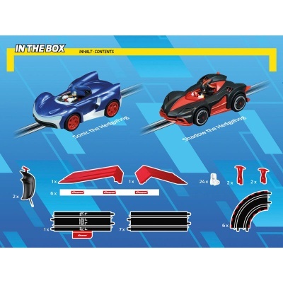 Dois carros miniatura azul e preto para pista com peças de montagem sobre fundo azul
