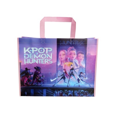 Saco reutilizável rosa com design de personagens animados e texto KPOP DEMON HUNTERS