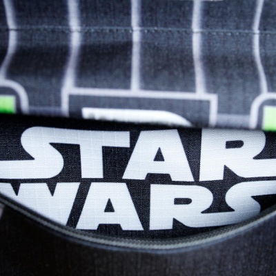 Tecido com padrão xadrez cinza e preto e texto branco 'STAR WARS'