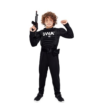 Criança com fato preto e réplica de arma de brinquedo