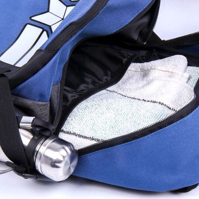 Mala desportiva azul aberta com toalha branca e garrafa metálica