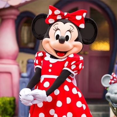 Figura da personagem Minnie Mouse em vestido vermelho com bolinhas brancas e laço