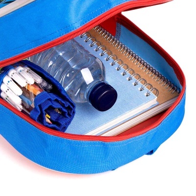 Mochila azul aberta com cadernos, garrafa de água e estojo