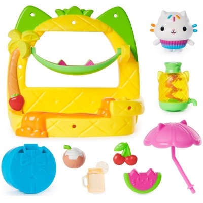 Brinquedo colorido de plástico com estrutura castelo, figura de gato e acessórios em fundo branco