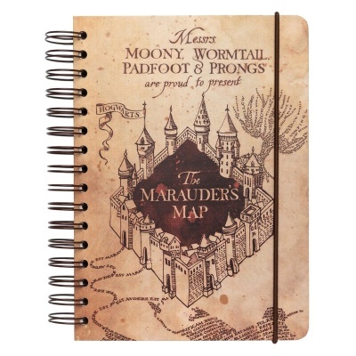 caderno com capa ilustrada com mapa e castelo e texto The Marauder's Map