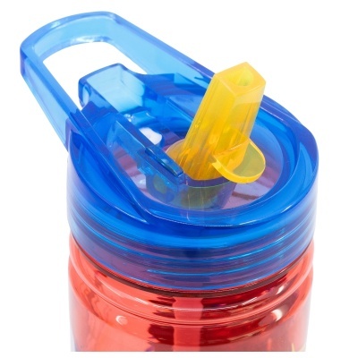 Garrafa de plástico vermelha com tampa azul e bocal amarelo